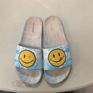 These shows are the newest trendiest shoes out 😘